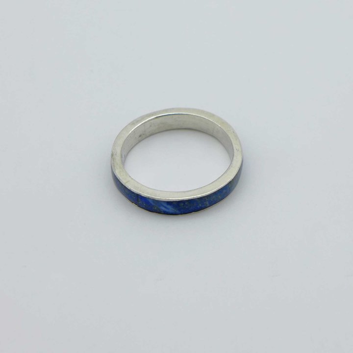 Hoop ring with lapis lazuli