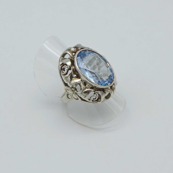Ovaler Silberring mit hellblauem Stein