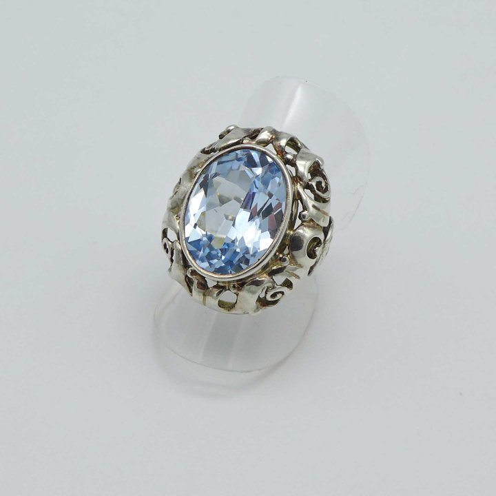 Ovaler Silberring mit hellblauem Stein