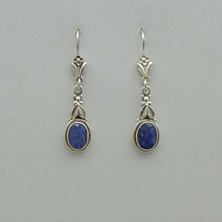 Earrings with sapphire