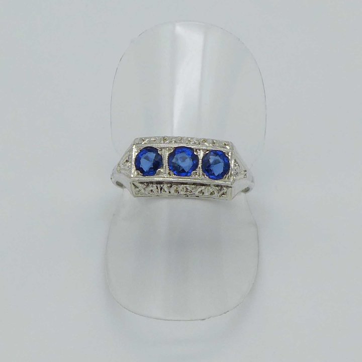 Art Déco ring with sapphire blue stones