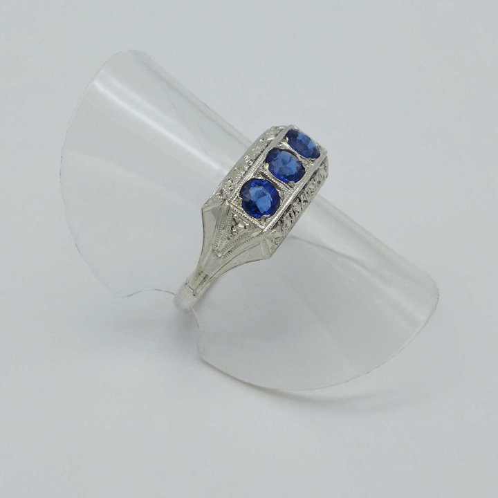 Art Déco-Ring mit saphirblauen Steinen