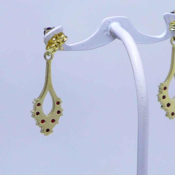 Earrings with garnet